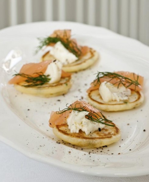 Antipasti Di Natale Esselunga.Piccoli Pancakes Con Salmone E Aneto Csaba Dalla Zorza