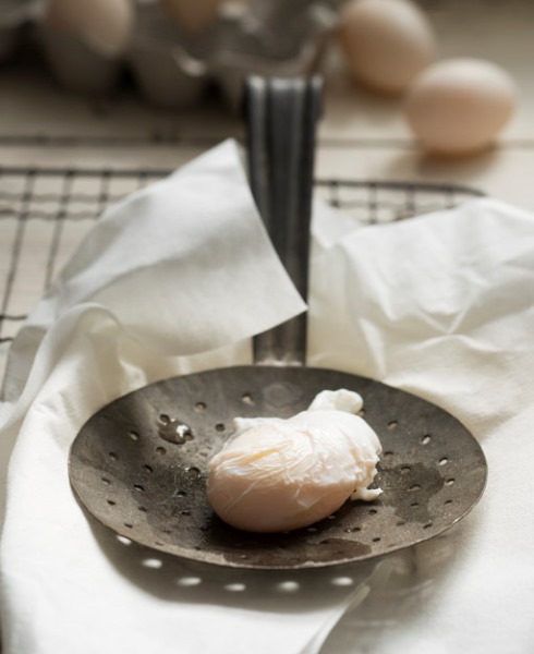 Come si fa l'uovo in camicia: la ricetta e i passaggi